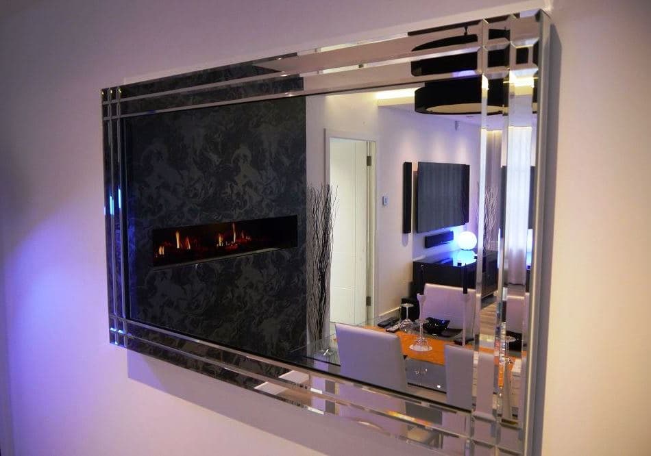 зеркало с гравировкой в комнате