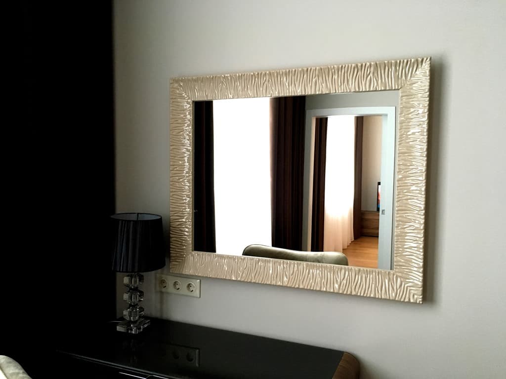 зеркало в раме в комнате