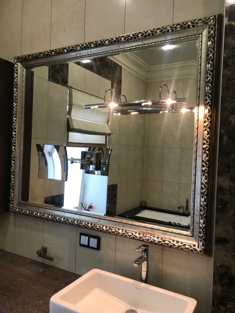 Зеркало в багете в ванной
