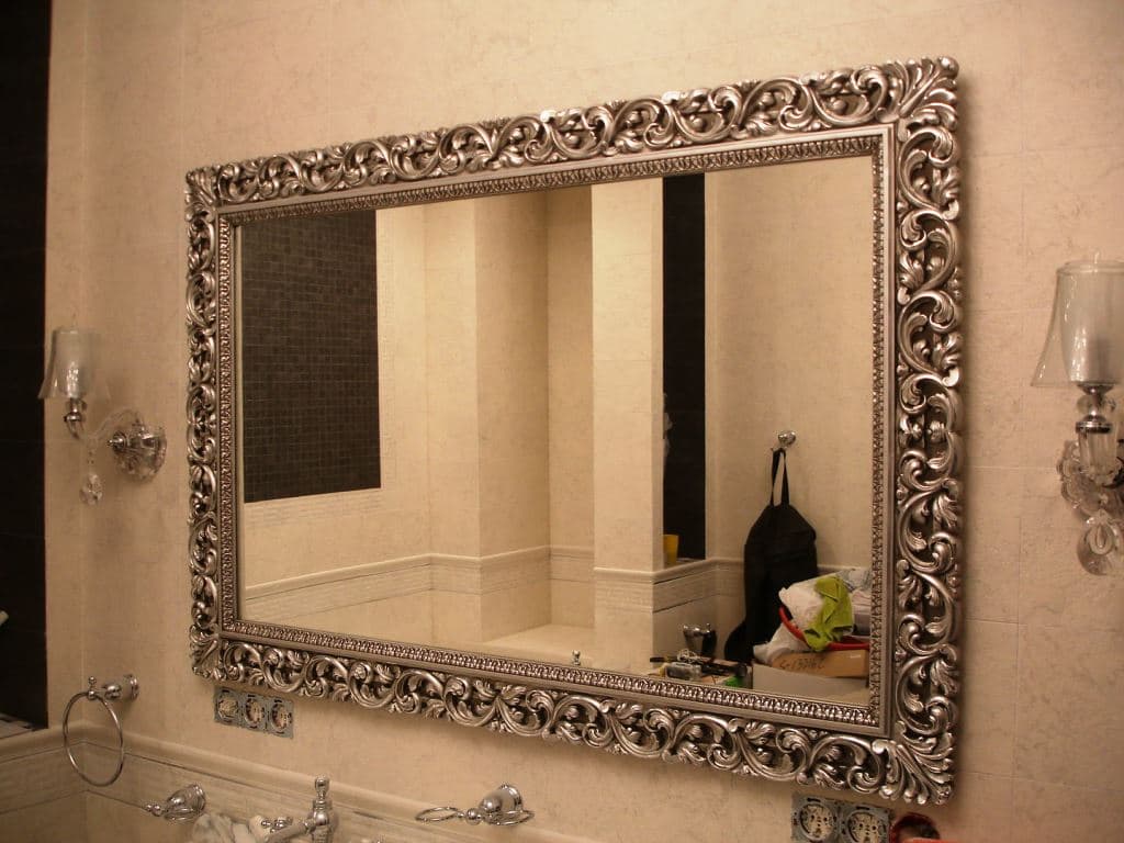 зеркало в раме в ванной